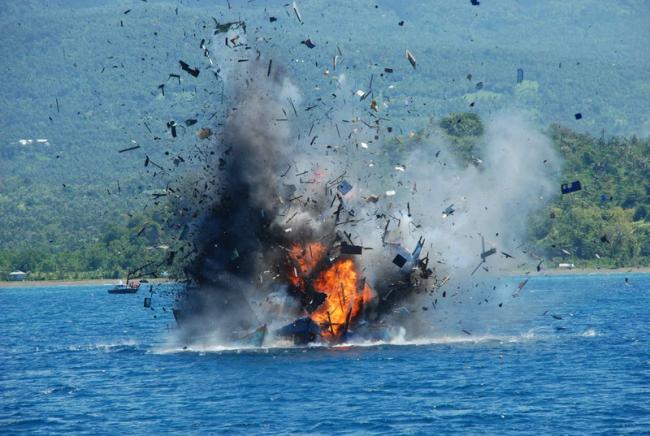 Menteri Susi Ledakkan 10 Kapal Asing Ilegal di Batam