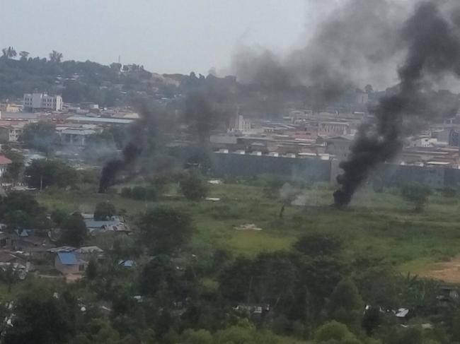 Warga Kampung Agas Mulai Bakar Ban Adang Tim Penggusuran