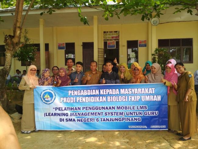 Dosen UMRAH Latih Penggunaan LMS ke Guru  SMAN 6 Tanjungpinang