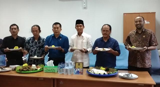 Asman Abnur Jadi Menteri, Kader PAN Batam Potong Tumpeng