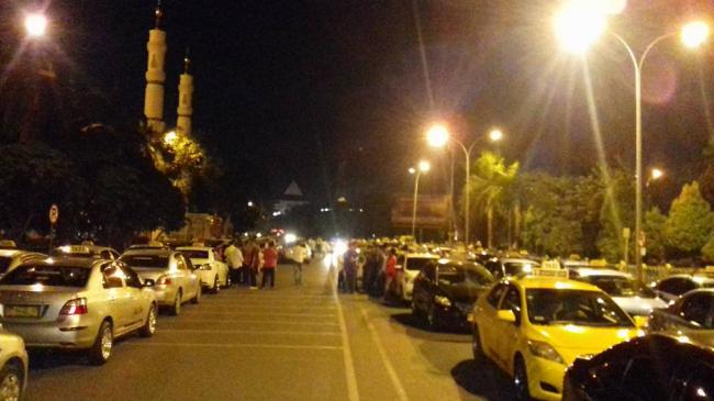 Hati-hati Melintas di Batam Centre, Ratusan Taksi Pangkalan Demo di Engku Putri