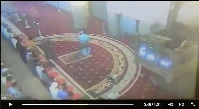 [VIDEO] Seorang Pria Tiba-tiba Mengamuk dan Menampar Imam Masjid Negara
