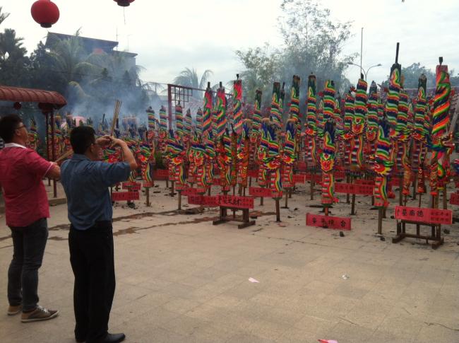 Umat Budha di Vihara Budi Bhakti Bakar 100 Hio Raksasa saat Imlek