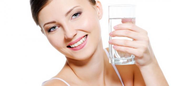 8 Manfaat Minum Air Putih Saat Perut Kosong di Pagi Hari 