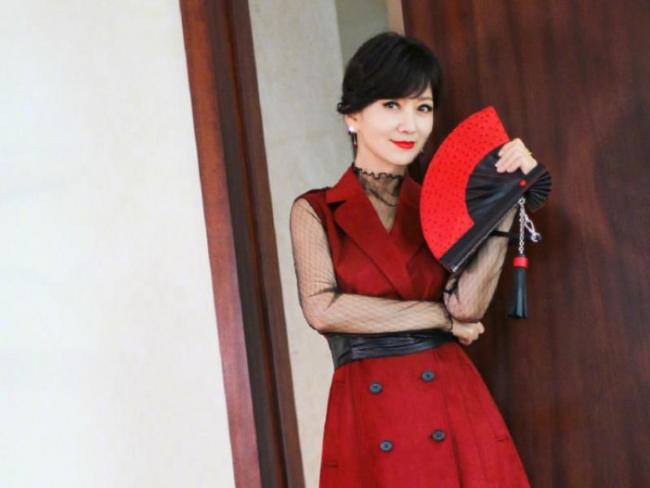 Cantiknya Nggak Luntur, Rahasia `Siluman Ular Putih` Awet Muda di Usia 65