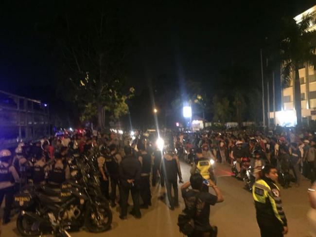 Kedua Kubu Sopir Taksi Sudah Siap Bentrok, Polisi Lepaskan Water Canon