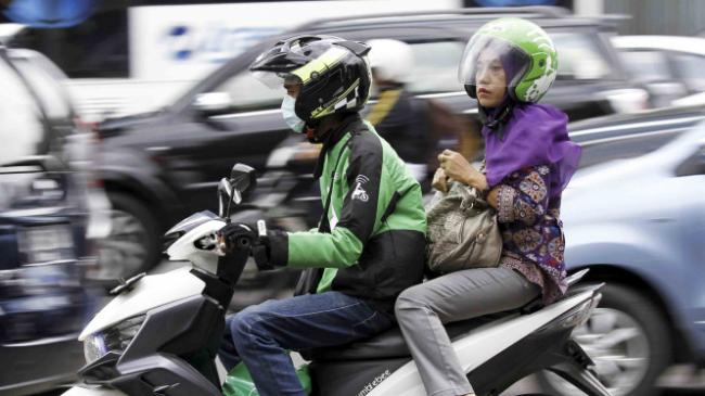 Pengendara Gojek Tak Sangka Penumpangnya Jatuh dan Terlindas Truk