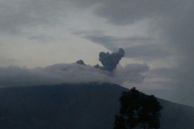  Gunung Marapi Sumbar Meletus, Abu Vulkanik Menyembur Setinggi 300 Meter