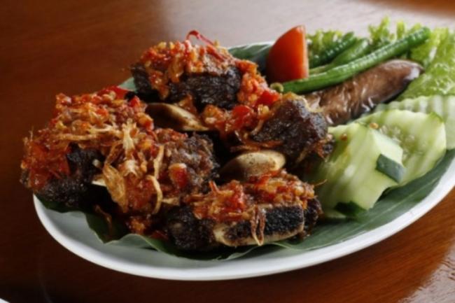 Resep Iga Penyet, Pedas Manisnya Bikin Meleleh