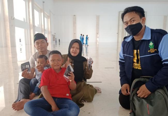 Pengunjung Masjid Agung SMRS Dapat Masker dan Handsanitizer dari Mahasiswa UIN Walisongo