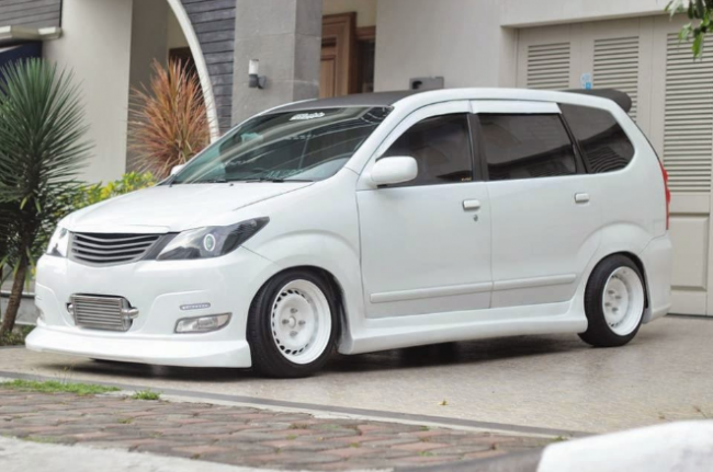 Cara Merawat Mobil Putih Tetap Kinclong