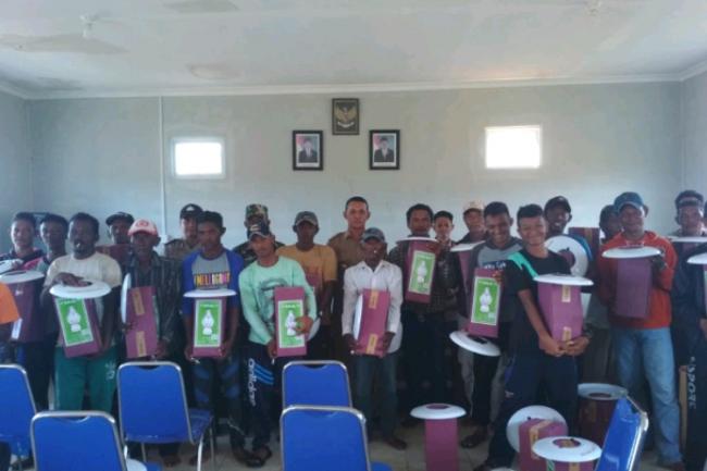 DKP Kepri Beri Petromaks untuk Nelayan Pulau Akat di Lingga