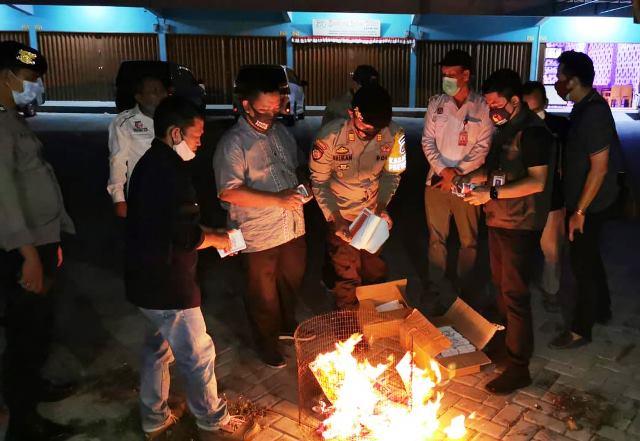 Ribuan Surat Suara Rusak Dibakar di depan Kantor KPU Karimun