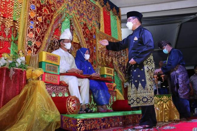 Prosesi Adat Melayu Tabur Beras Kunyit Sambut Rudi-Amsakar Usai Dilantik