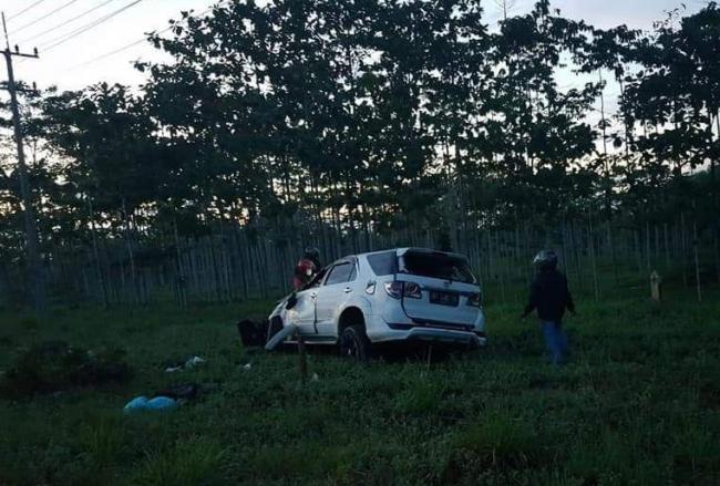 Hilang Kendali, Toyota Fortuner Terperosok di Perkebunan Jalur Lintas Barat Bintan