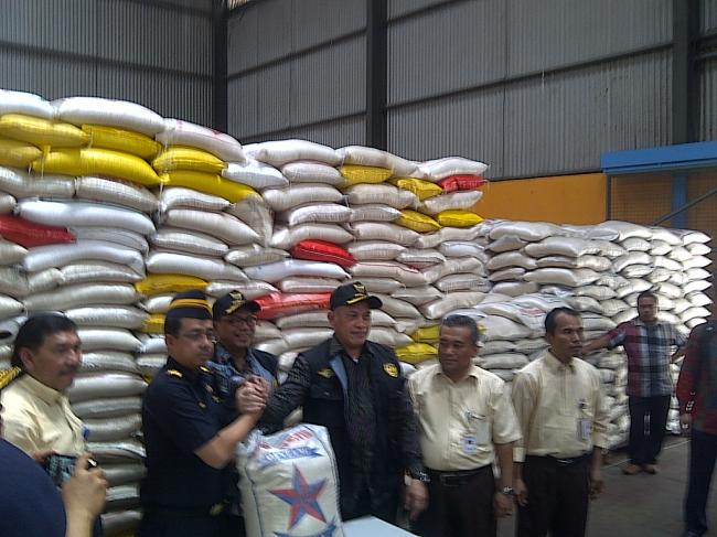BC Serahkan Beras Hasil Tangkapan ke Bulog untuk Dijual ke Masyarakat Kurang Mampu 