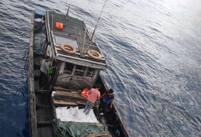 The Customs and Excise of Riau Islands Detains Vessels Carrying Tin Sand in Natuna