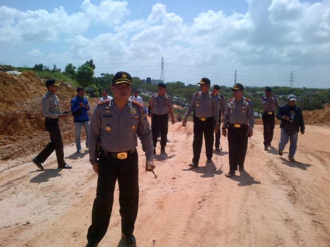 Tinjau Lahan Bermasalah, Kapolda Kepri Ajak Anak Buah Jalan Kaki Naik Bukit Dam Baloi 