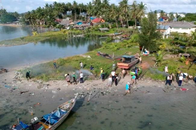 Lanal Dabo Bersihkan 800 Meter Pantai di Singkep dari Sampah
