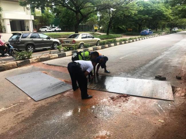 Bekas Galian IPAL Tunggu Korban Pengendara di Jalan