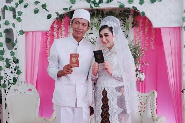 Kenal Lewat Aplikasi Smule, Petugas PPSU Nikahi Bule Austria