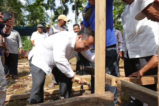 Bedah Rumah Warga, Bupati Meranti Irwan Nasir Ikut Bertukang