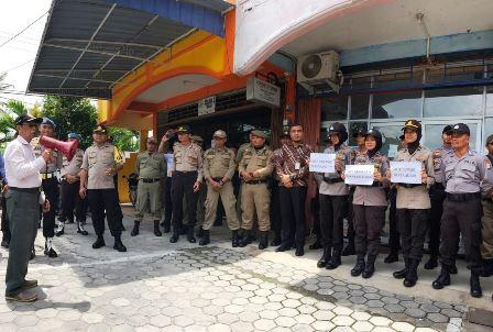 Pesan Simpatik Polwan Warnai Unjuk Rasa Buruh di Karimun
