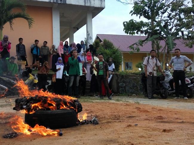 Ijazah Tak Keluar, Alumni dan Mahasiswa STAI Tanjungpinang Bakar Jaket Almamater