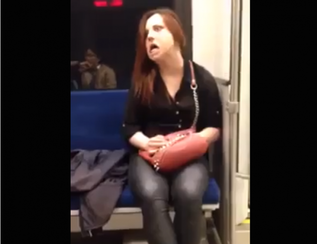 [VIDEO] Wow! Gadis Pirang Ini Kerasukan dan Pukuli Seorang Pria di Kereta 