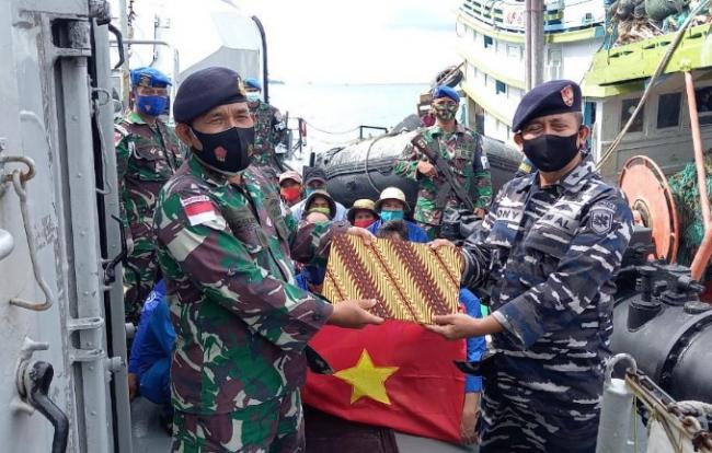 Kapal Ikan Vietnam Tangkapan KRI SSA-378 Diserahkan ke Lanal Ranai