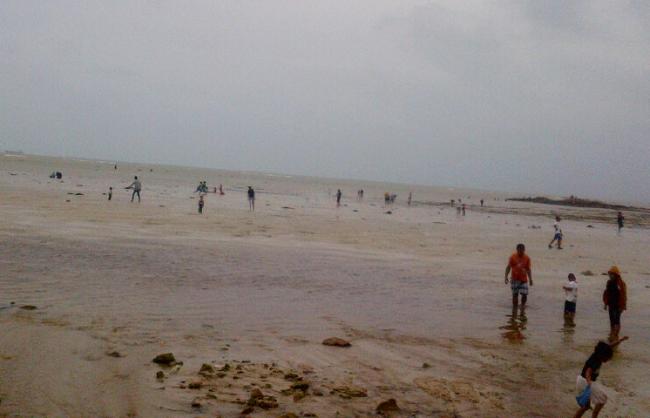 Angin Kencang, Warga Tetap Penuhi Pantai Melayu Batubesar