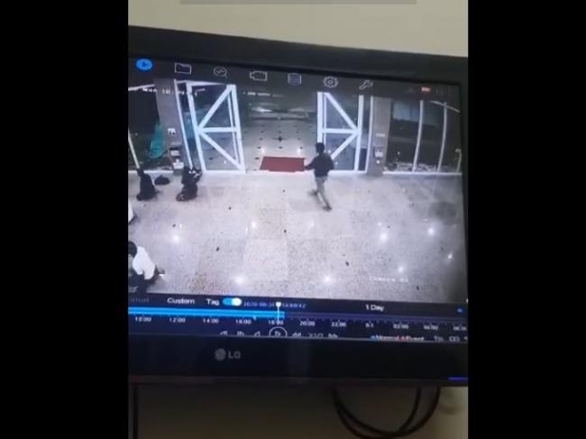 Maling Gondol Tas saat Jemaah Masjid sedang Salat Maghrib