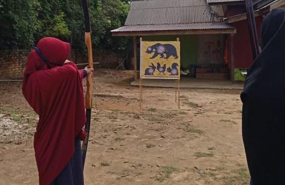 Daik Archery Club Jadikan Lapangan SDIT Al-Madani Lingga Pusat Latihan Memanah