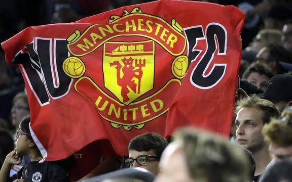 Kesal Prestasi Jeblok, Fans MU Lempar Bom Asap ke Rumah Ed Woodward