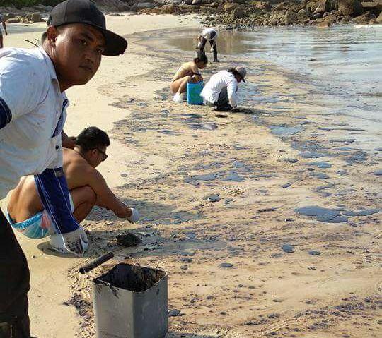 Pantai Lagoi Tercemar Limbah Hitam Lagi, Wisatawan Ikut Bersihkan