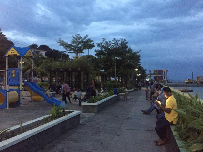 Cuaca Buruk, Warga Tanjungpinang Pilih ke Laman Boenda Ketimbang Pantai