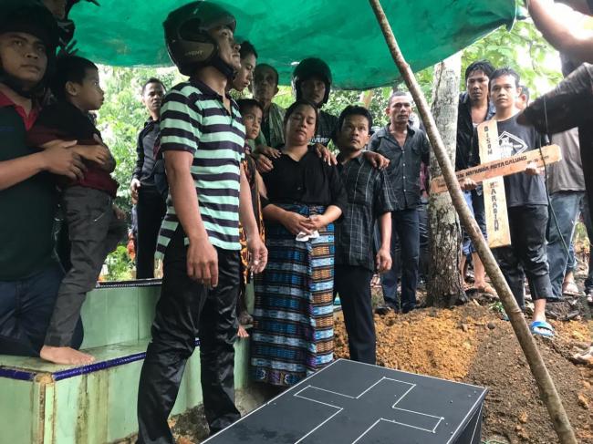 Hujan Deras Iringi Pemakaman Balita Shelin