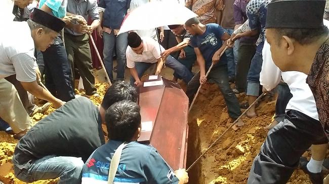 Foto Detik-detik Mengharukan Jenazah Feby Diturunkan ke Liang Lahat