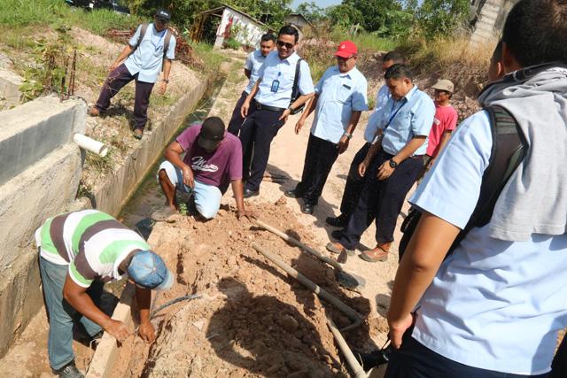 Petugas ATB Putus Pipa Air Ilegal di Belakang Kantor Lurah 
