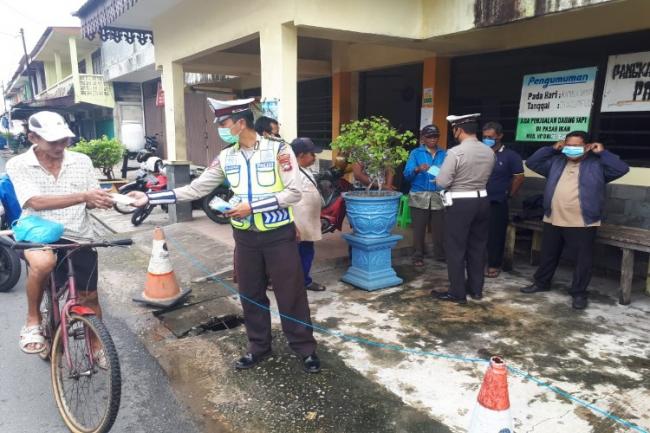 Satlantas Polres Lingga Bagikan Puluhan Masker di Pasar Dabo