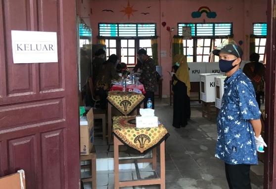 Warga Antusias Pagi-pagi Datang ke TPS untuk Nyoblos