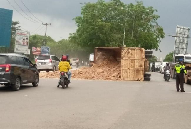 Truk Pengangkut Tanah Terguling, Simpang Barelang Macet Parah
