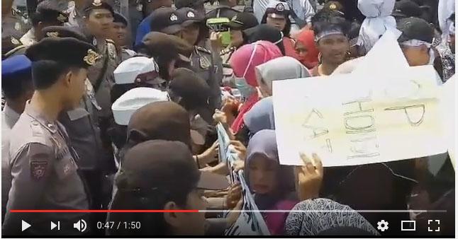 [VIDEO] Warga dan Mahasiswa Anambas Demo Syahbandar Tanjungpinang