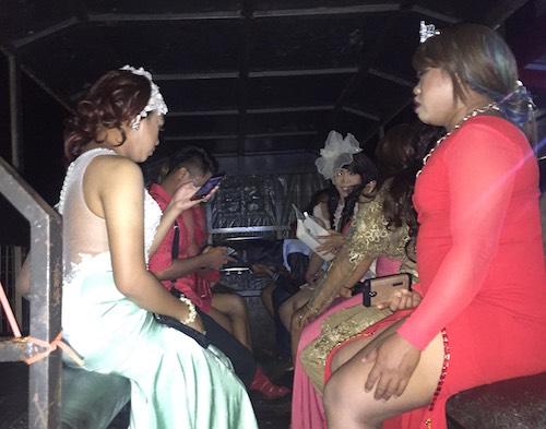 Foto Para Waria dan Pengunjung Karaoke yang Terjaring Diangkut Truk