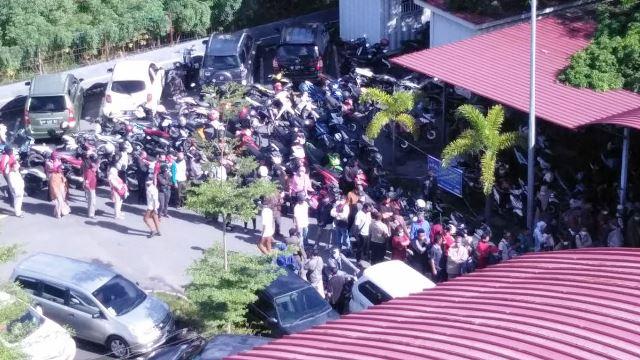 Layanan Kembali Dibuka, Antrean Warga Padati Kantor Samsat Kepri