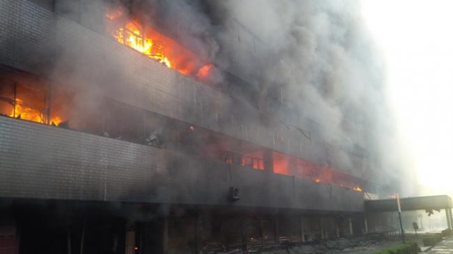 Pusat Perbelanjaan Tertua di Medan Terbakar Habis, Terjadi Ledakan Beruntun 