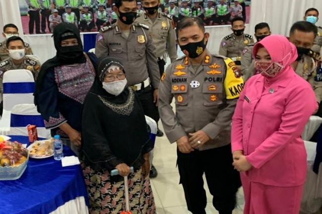 Peringati Hari Lalu Lintas Ke-65, Satlantas Polres Karimun Bantu Korban Kecelakaan