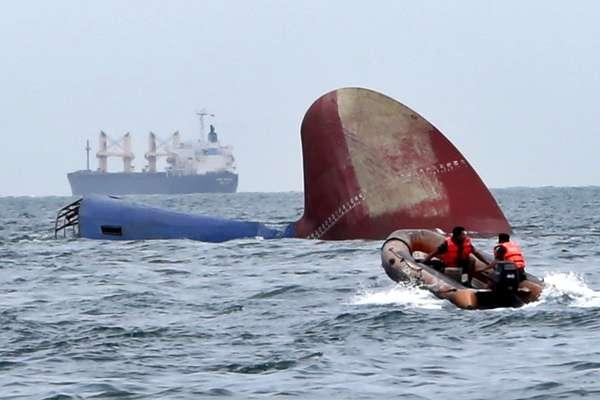 Tanker Bermuatan Minyak Tenggelam di Malaysia, 6 ABK Indonesia Hilang