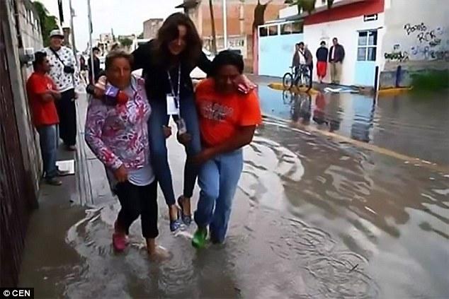 Jurnalis Manja Dipecat Bos Usai Liputan Banjir