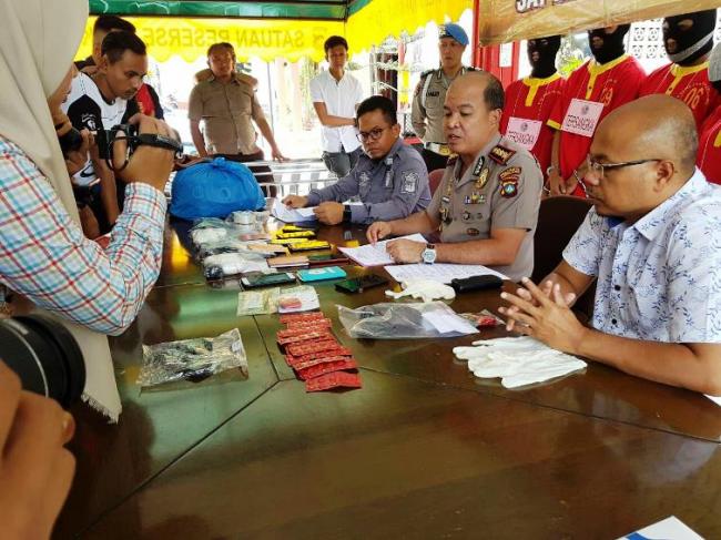 Polisi Garuk Dua Pengedar Narkoba di Parkiran Planet Holiday